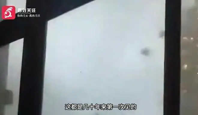 龙卷风横扫后的金牛镇，一片狼藉